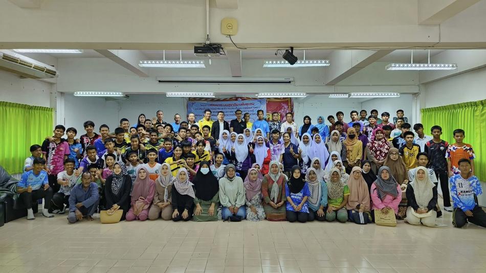   นายมานิตร อุตรสินธุ์ นายกเทศมนตรีตำบลปะลุรู เป็นประธานในพิธีเปิดโครงการพัฒนาระบบสุขาภิบาลในชุมชน