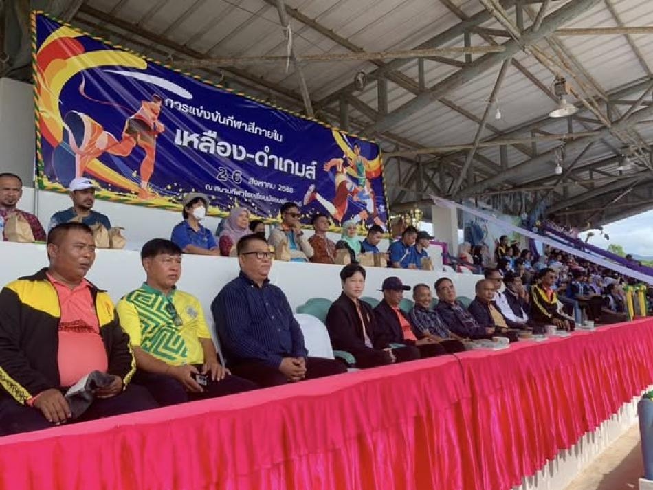  นายกเทศมนตรีตำบลปะลุรู  ร่วมเป็นเกียรติในพิธีเปิดการแข่งขันกีฬาสีภายในโรงเรียนมัธยมสุไหงปาดี