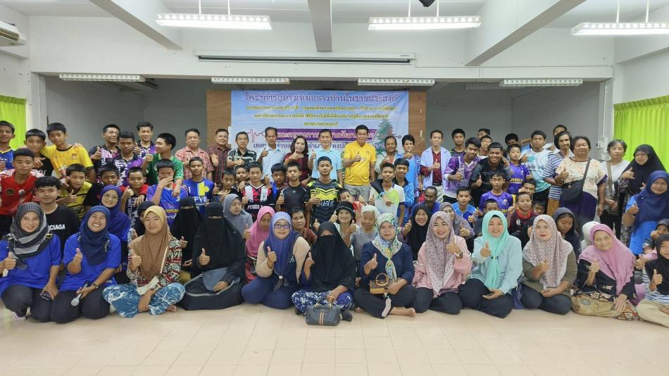  นายมานิตร อุตรสินธุ์ นายกเทศมนตรีตำบลปะลุรู เป็นประธานในพิธีเปิดโครงการอบรมหมอชาวบ้านในราชประสงค์