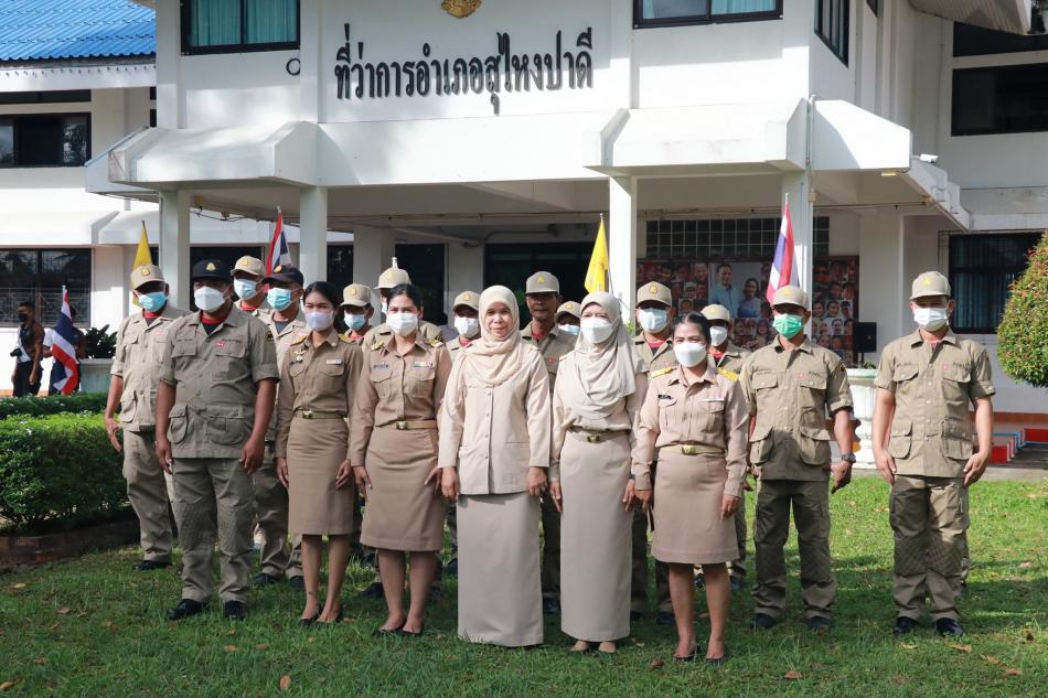 พนักงานเทศบาลตำบลปะลุรู  เข้าร่วมกิจกรรมเคารพธงชาติ และร้องเพลงชาติไทย ณ บริเวณหน้าเสาธง ที่ว่าการอำเภอสุไหงปาดี 