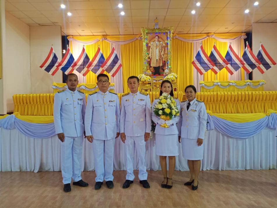 พิธีทำบุญตักบาตร และวางพานพุ่มดอกไม้และวิธีถวายบังคม เนื่องในวันคล้ายวันพระบรมราชสมภพของพระบาทสมเด็จพระบรมชนกาธิเบศร มหาภูมิพลอดุลยเดชมหาราช บรมนาถบพิตร วันชาติและวันพ่อแห่งชาติ 5 ธันวาคม 2565